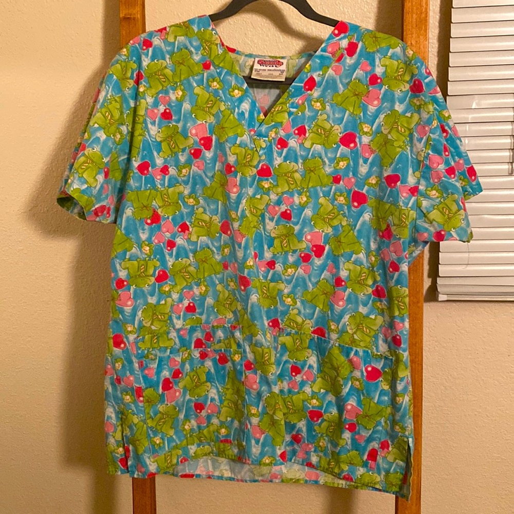 Medium froggy scrub top